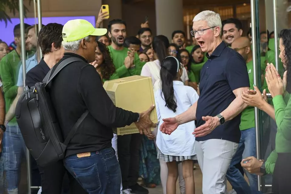 Apple Opens Its First Retail Store In Mumbai The Hindu Businessline