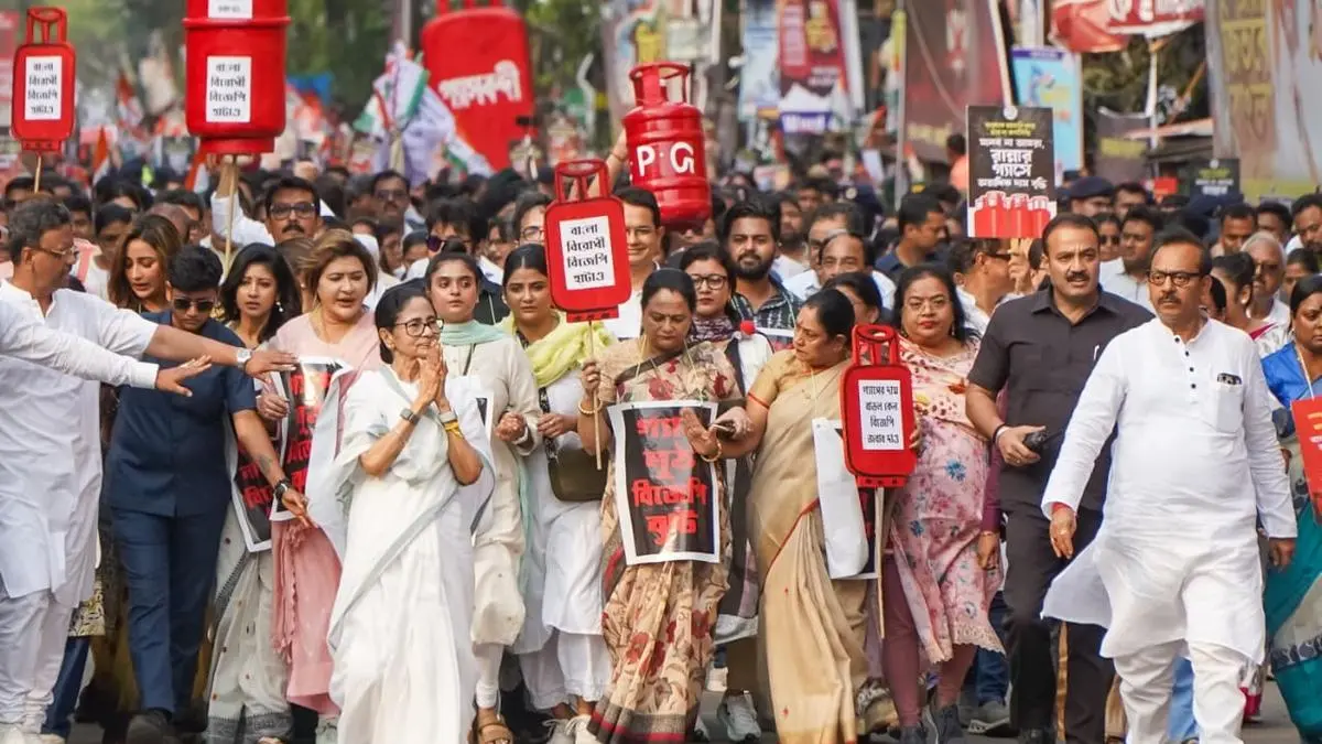 Mamata Banerjee accuses Centre of “failing” to ensure adequate supply of LPG cylinders