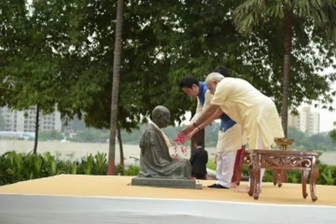 Shinzo Abe, 13 Eylül 2017'de Ahmedabad, Sabarmati Ashram'da Mahatma Gandhi'ye haraç öderken.