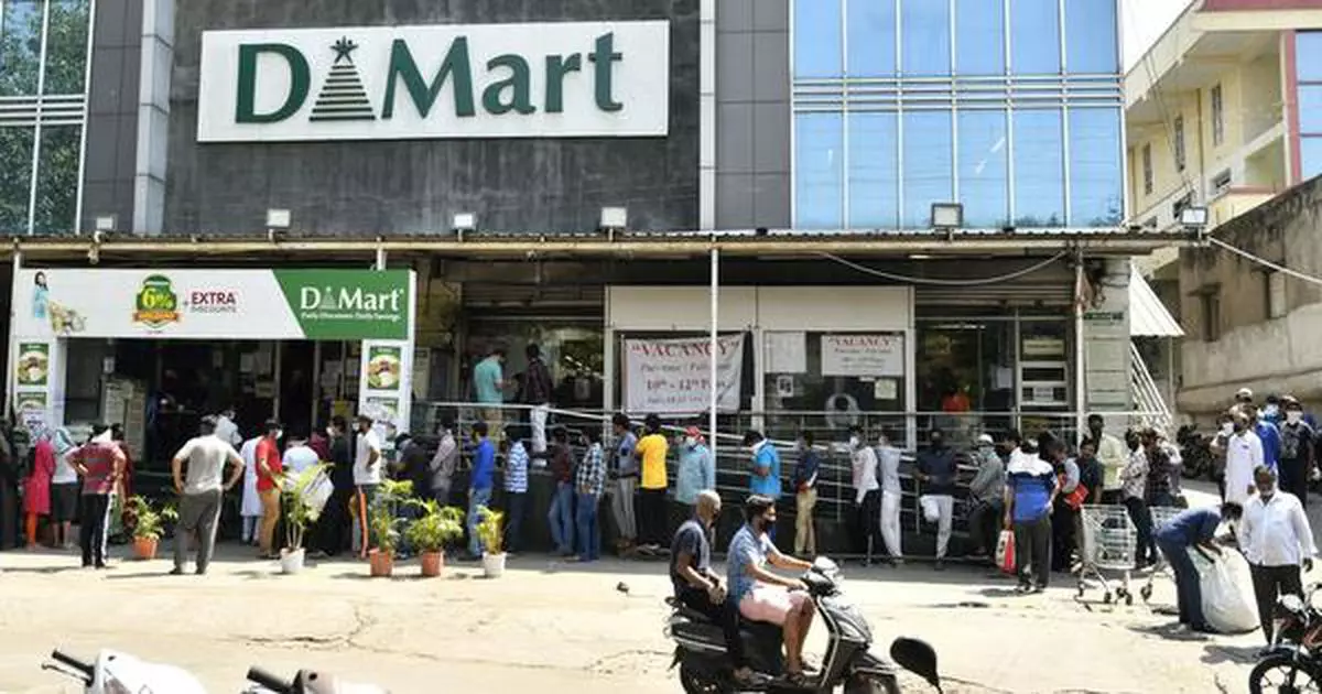 HYDERABAD, Telangana, 28/03/2020: Long queues of customers in waiting seen at Dmart of Malakpet, owing to the restricted entry pravtice by supermarket in Hyderabad to limit the number of shoppers at a time inside the store, on Saturday. Photo: G. Ramakrishna / The Hindu