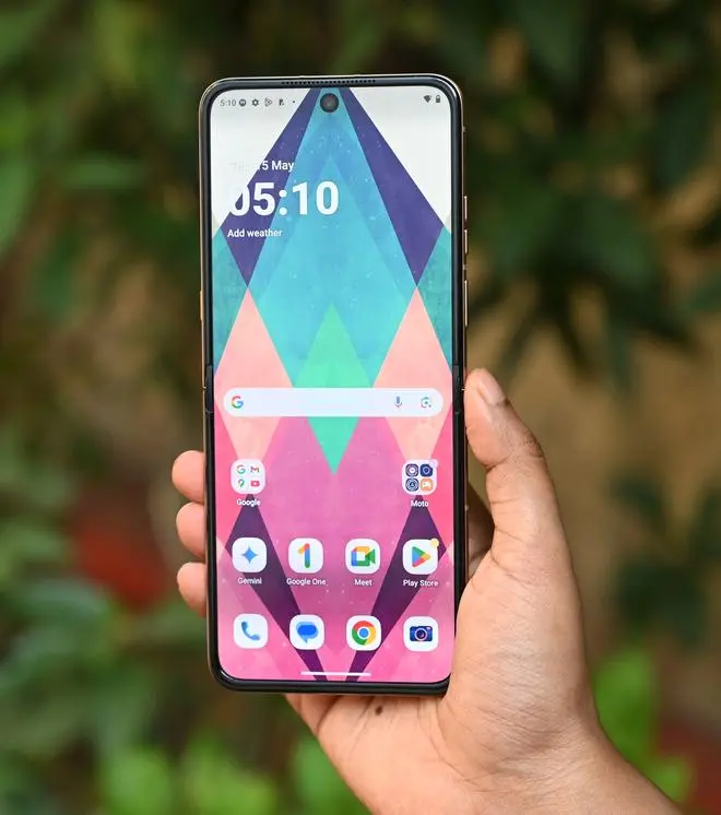 For Technofile : Moto Razr 60 Ultra.
Photo : Bijoy Ghosh
To go with Mahananda's review