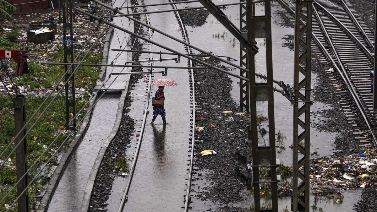 Heavy rainfall lashes parts of Mumbai, waterlogging witnessed