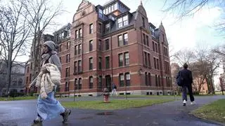  The Trump administration has cut an additional $450 million in federal grants to Harvard University, intensifying its crackdown on what it calls “virtue signalling and discrimination” on elite campuses. 