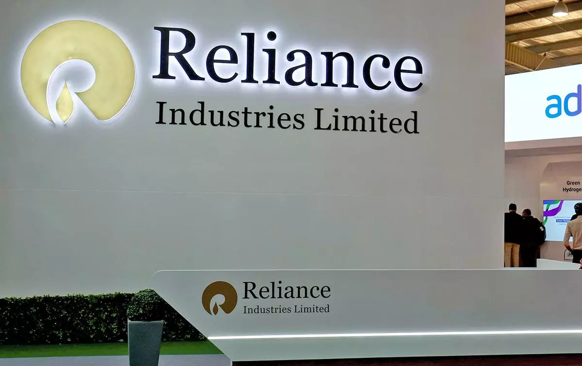 Hazira Reliance Industries Reliance Petroleum Jio Business, Business, text,  people, logo png | PNGWing