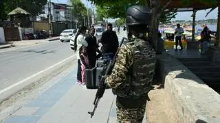 Image used for representation. A CRPF personnel stands guard as Tourists waiting for vechile on the banks of  Dal Lake on Thursday 24 April 2025. 
