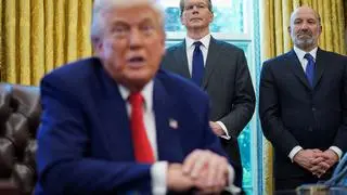 Photo of the Archive: The United States Secretary of Commerce, Howard Lutnick, and Treasury Secretary Scott Besent Stand while President Donald Trump signs orders and executive proclamations at the Oval Office of the White House in Washington, DC, EE. UU., April 9, 2025. 