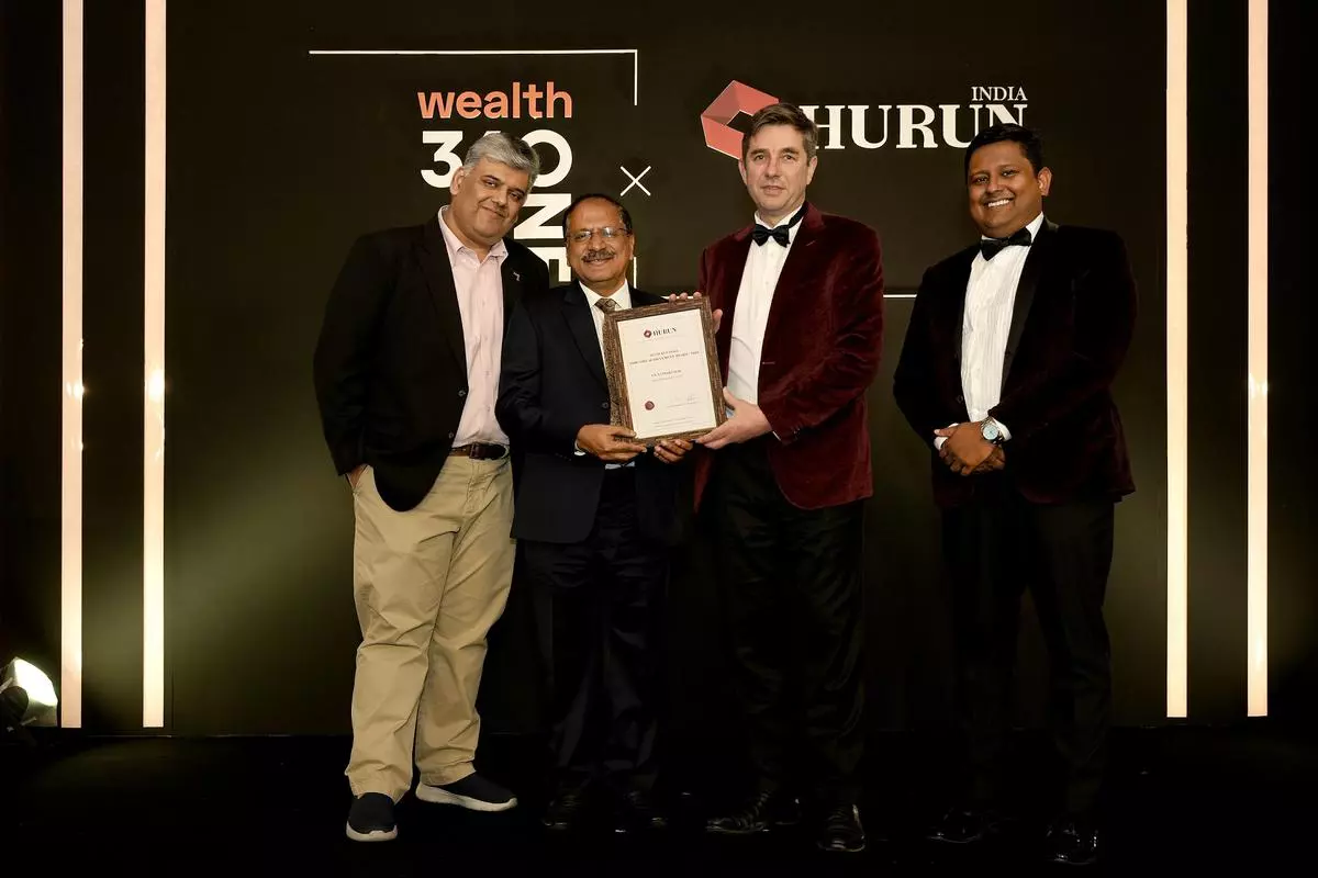 VP Nandakumar receiving The Hurun Industry Achievement Award 2022 from Rupert Hoogewerf, Founder & Chairman, Hurun Global. Anas Rahman Junaid, Founder & Chairman -Hurun India, Karan Bhagat, Founder & MD, 360 One Wealth are also seen.
