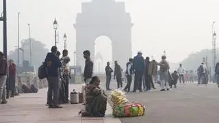 New Delhi: A vendor waits for customers at Kartavya Path during a smoggy winter morning, in New Delhi, Saturday, Nov. 22, 2025. There was no respite from toxic air for Delhi as it continued to face 'very poor' air quality on Saturday, according to the Central Pollution Control Board (CPCB). The city's overall Air Quality Index (AQI) stood at 360