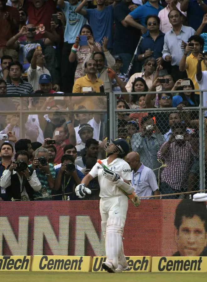 सचिन तेंदुलकर मुंबई के वानखेड़े स्टेडियम में भारत और वेस्टइंडीज के बीच अपने अंतिम और 200वें क्रिकेट टेस्ट मैच के दौरान बल्लेबाजी के लिए उतरे 15 नवंबर 2013