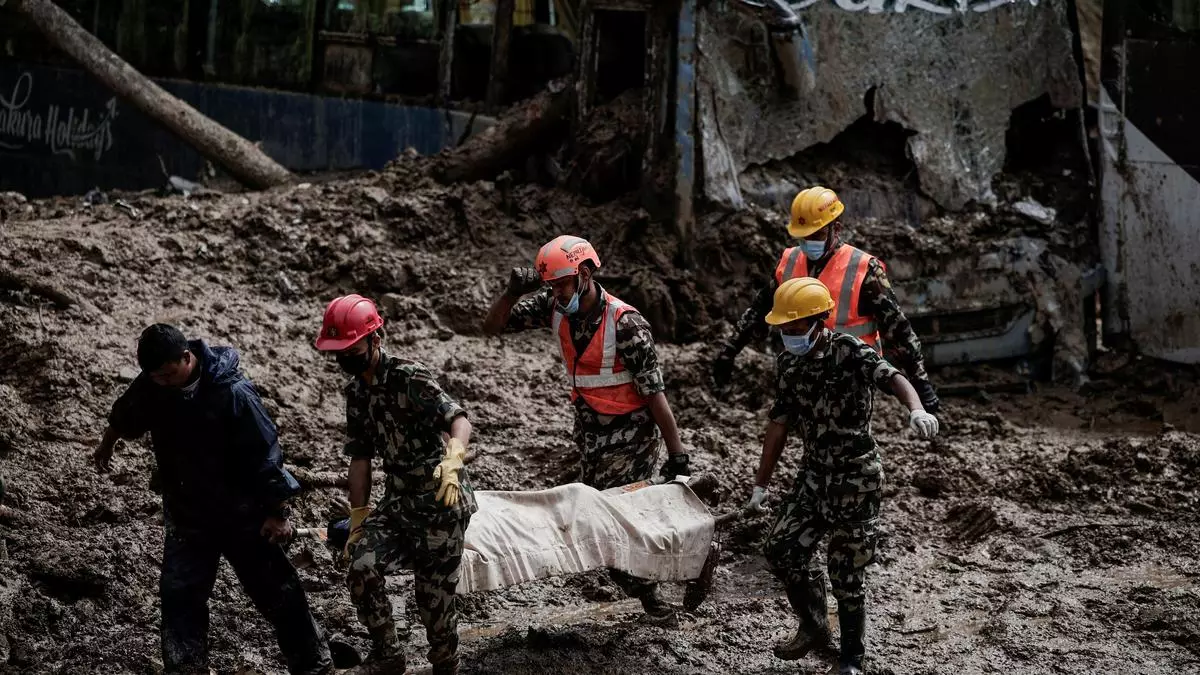 ネパールで洪水と地滑りで170人の命が奪われる