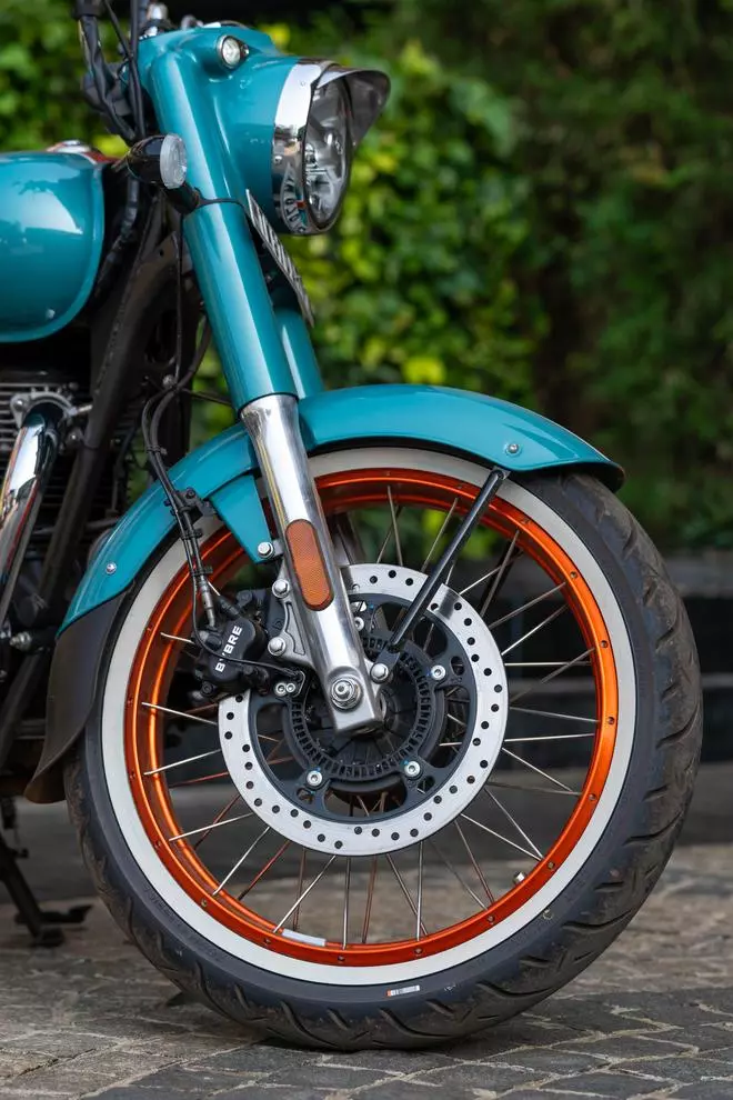 On the Goan Classic 350, the wire-spoke wheels come with white-walled tubeless tyres