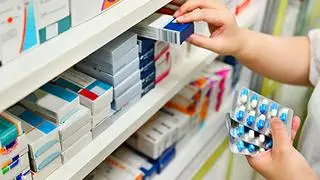El presidente de los Estados Unidos, Donald Trump, anunció que se impondrá una tarifa del 100 por ciento a todos los productos farmacéuticos de marca o patentado importados a partir del 1 de octubre de 2025, a menos que la compañía ya esté construyendo una instalación de fabricación en los Estados Unidos.