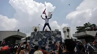 Un manifestante se paró en un automóvil cerca de la entrada del Parlamento durante una protesta contra la corrupción y bloqueando varias plataformas de redes sociales del gobierno, y la decisión de bloquear varias plataformas de redes sociales el 7 de septiembre de 2021 en Nepal.