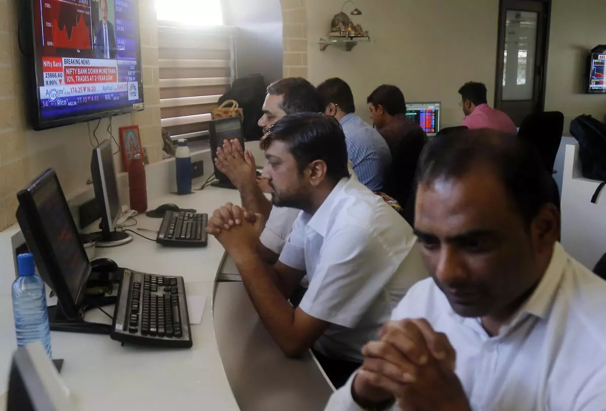 Traders at Bombay Stock Exchange 
