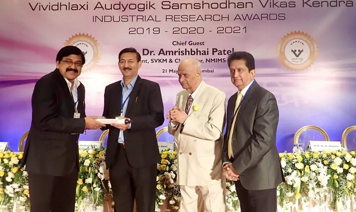 CMFRI Director A Gopalakrishnan receiving the VASVIK award from industrialist Shrikant Badve at a function held in Mumbai. Padma Vibhushan Prof. MM Sharma and Nayan Patel are also seen