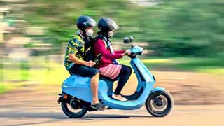 Aunque la motocicleta es conducida por el motor de combustión interior, casi dos tercios del mercado indio de dos ruedas. Aunque la motocicleta es conducida por el motor de combustión interior, casi dos tercios del mercado indio de dos ruedas.