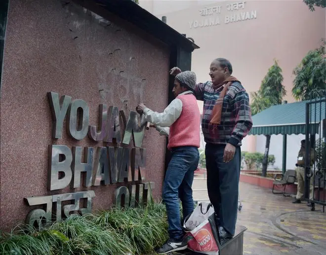 New Delhi: Workers remove the ‘Yojana Bhawan’ sign at the newly named NITI Aayog building in New Delhi New Delhi: Workers remove the ‘Yojana Bhawan’ sign at the newly named NITI Aayog building in New Delhi