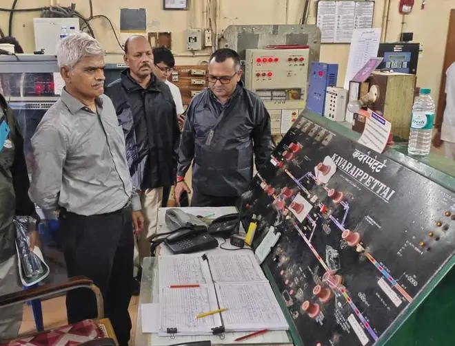 The Commissioner of Railway Safety taking a look at the Kavaraipettai Signal Indicator Board, along seen also are AGM/S Rly and DRM Chennai The Commissioner of Railway Safety taking a look at the Kavaraipettai Signal Indicator Board, along seen also are AGM/S Rly and DRM Chennai