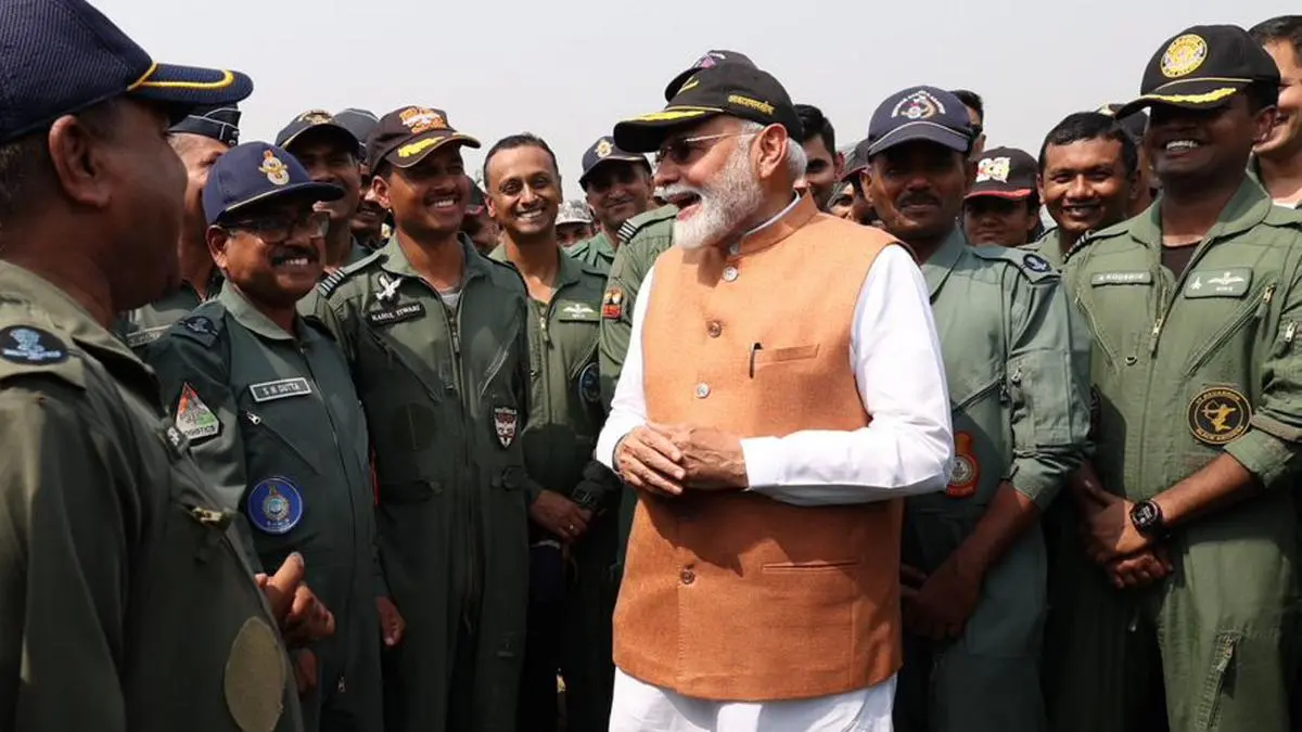 Sindoor Operation : PM Modi는 Punjab의 Adampur Aerial Base를 방문합니다.