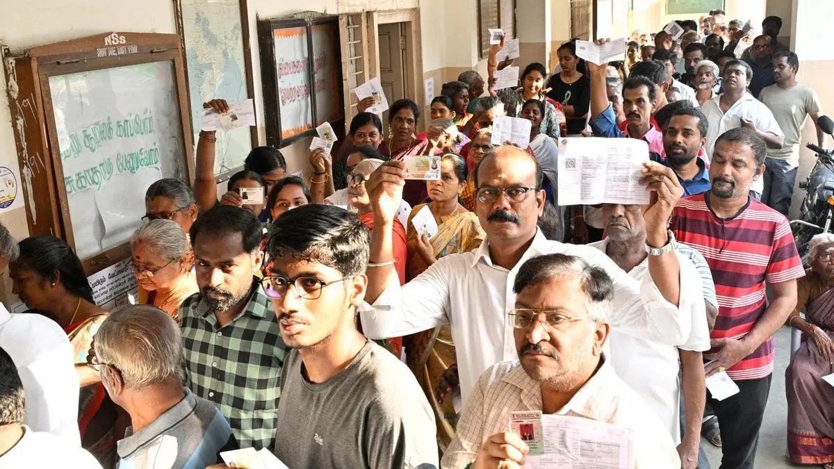 Voters come out en-masse, Tamil Nadu registers 37.57 % turnout while West Bengal sees 41.11% at 11 am