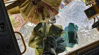 El material de alivio se descarta de un helicóptero en el área afectada por la inundación. La Fuerza Aérea de la India lanza una misión generalizada de alivio y rescate para responder al aumento del nivel del agua y una grave inundación causada por la lluvia en las mermeladas de Jammu y Northern.