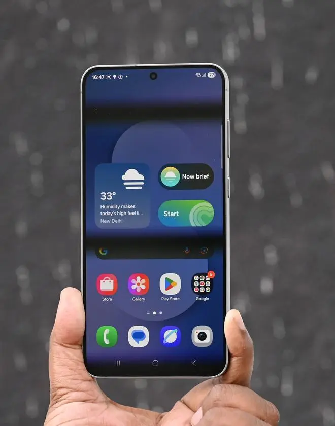 The display is beautiful, colourful, and has negligible bezels, making it great to consume content on