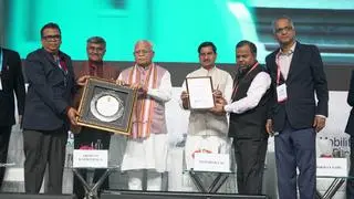 Loknath Behera, Managing Director, KMRL, along with Sanjay Kumar, Director (Systems) and M.P. Ramnavas, Director (Projects) receiving Best Green Transport Initiative award from Manohar Lal, Minister of Housing and Urban Affairs during the UMI Conference.