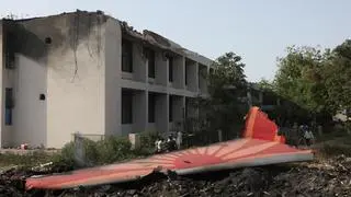 Reruntuhan Boeing 787 Dreamliner terletak di lokasi di mana pesawat Air India jatuh di Ahmedabad