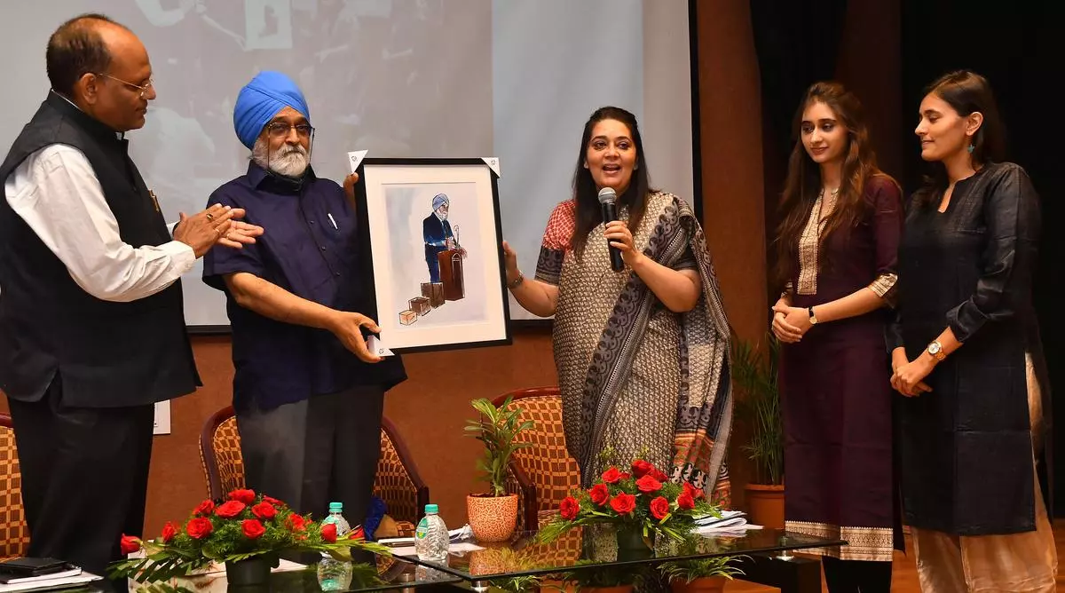 Chief of Bureau (Hyderabad) of The Hindu BusinessLine, Richa Mishra, along with her daughters presenting a memento to former deputy chairman of the Planning Commission Montek Singh Ahluwalia during the a memorial lecture of IAS officer Abhay Tripathi at Dr. MCR HRD Institute in Hyderabad on Thursday. Chief Secretary Somesh Kumar is also seen. 