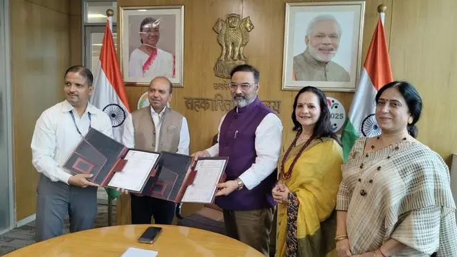 Officials of The Art of Living’s Sri Sri Institute of Agricultural Sciences & Technology Trust and Bhartiya Beej Sahkari Samiti Limited exchanging MoU Officials of The Art of Living’s Sri Sri Institute of Agricultural Sciences & Technology Trust and Bhartiya Beej Sahkari Samiti Limited exchanging MoU
