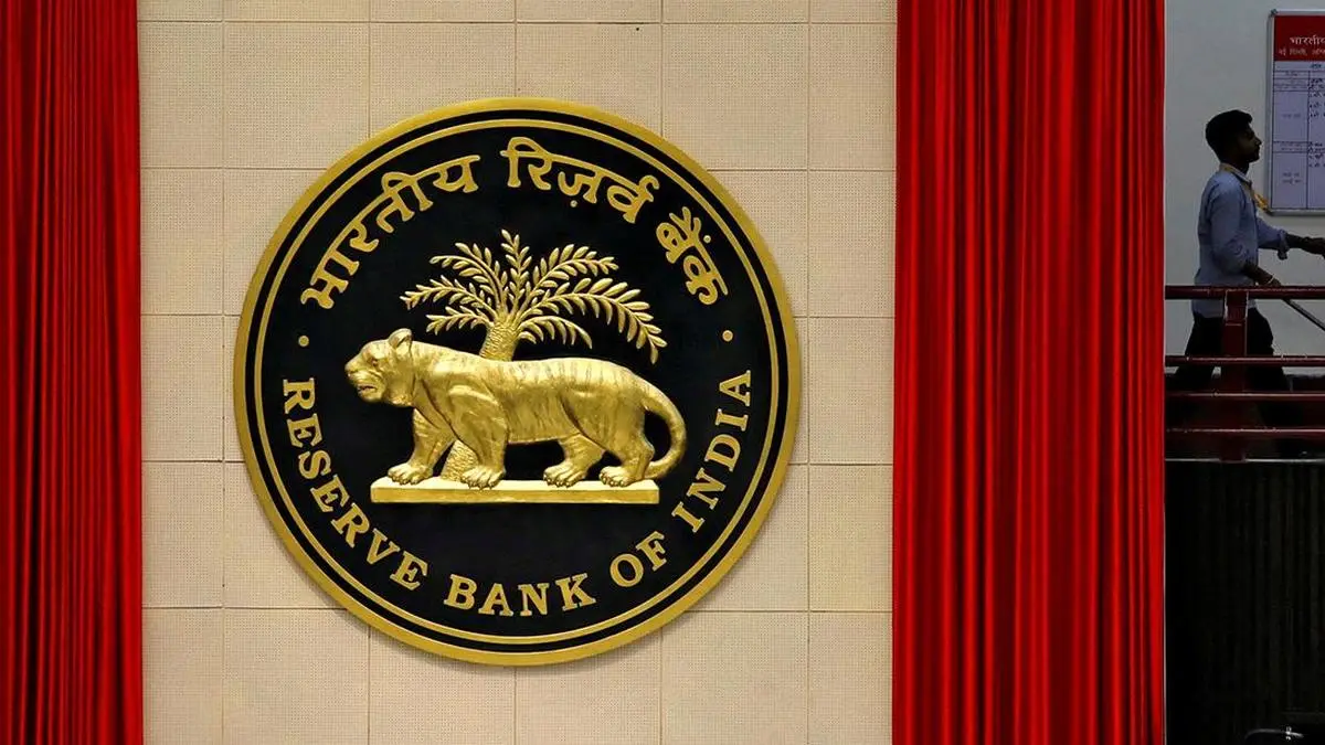 Banks must not force customers to opt for online banking channel: RBI