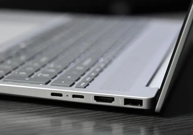 The HP Omnibook 5 provides a well-rounded port selection The HP Omnibook 5 provides a well-rounded port selection