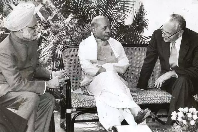 The World Bank President, Mr. Lewis T. Preston, was with the Indian Prime Minister, Mr. P.V. Narasimha Rao, and the Union Finance Minister, Dr. Manmohan Singh, during a luncheon meeting in New Delhi on Thursday, November 12, 1992.
 