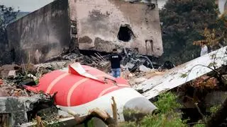  A preliminary report into last month’s Air India Dreamliner crash that killed 260 people reveals that both engines shut down seconds after take-off due to their fuel cutoff switches flipping from RUN to CUTOFF, starving them of fuel. 