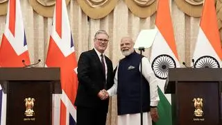 British Prime Minister Sir Keir Starmer and the Prime Minister Narendra Modi, shake hands after delivering a statement to the press at Raj Bhavan, in Mumbai