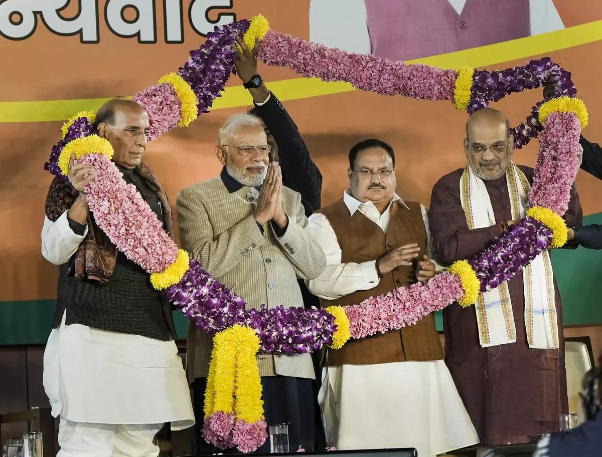 Başbakan Narendra Modi, Savunma Bakanı Rajnath Singh, İçişleri Bakanı Amit Shah ve BJP Ulusal Başkanı JP Nadda, Perşembe günü Yeni Delhi'deki parti genel merkezinde BJP'nin Gujarat Meclisi seçimlerindeki zaferi kutlamaları sırasında çelenk takarken