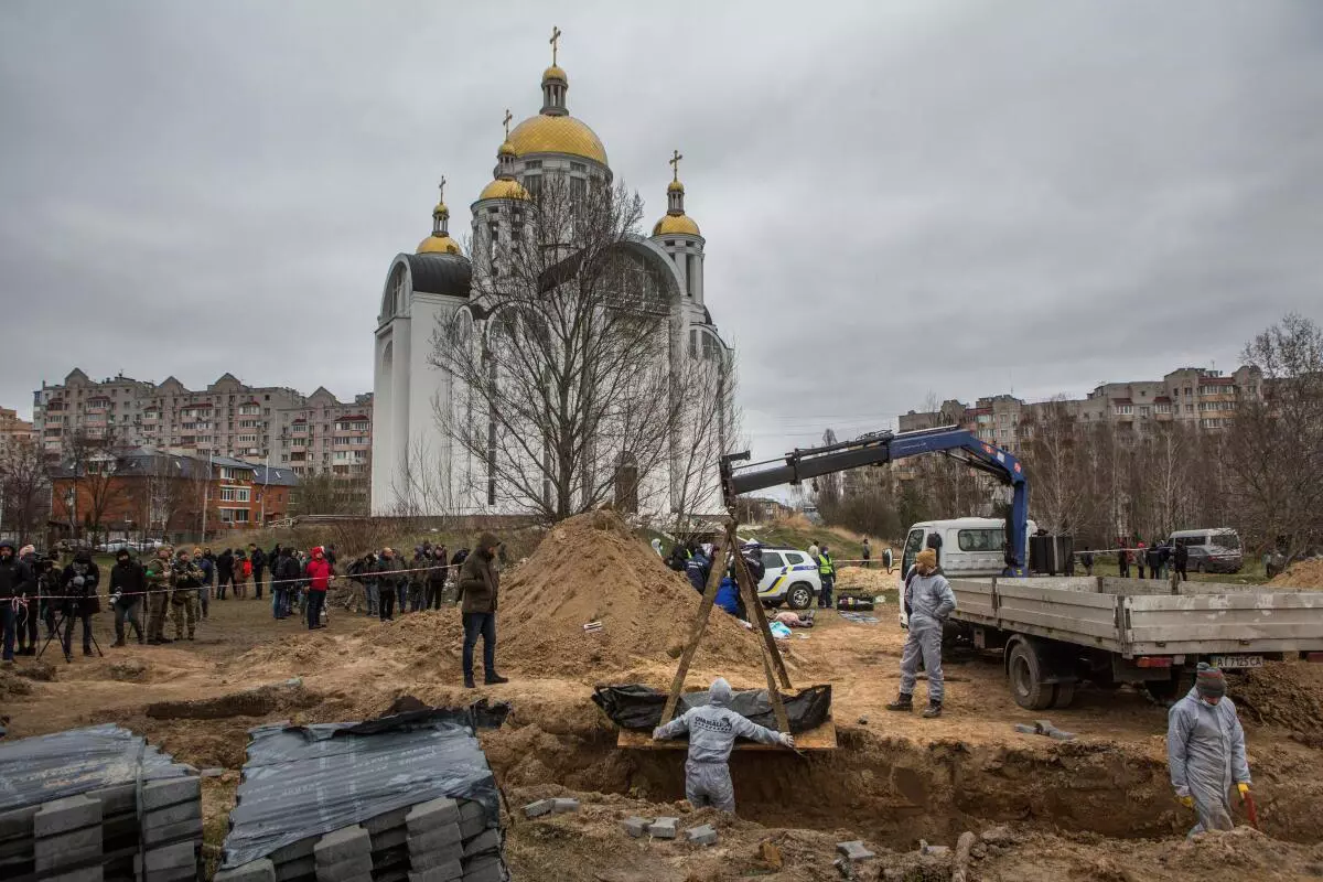 Forensic technicians exhume the bodies of civilians who Ukrainian officials say were killed during Russia’s invasion and then buried in a mass grave in the town of Bucha, outside Kyiv, Ukraine April 13, 2022. 