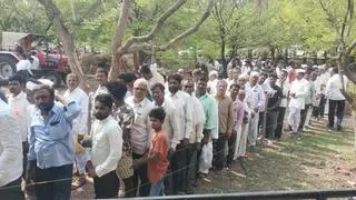 Farmers queuing up for disease resistant tur variety at KVK Kalaburgi Farmers queuing up for disease resistant tur variety at KVK Kalaburgi