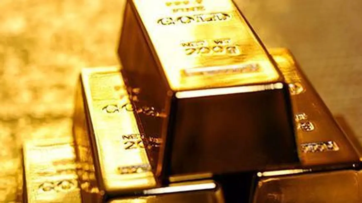 Gold slips as US-Iran tensions lift oil, stoke inflation fears