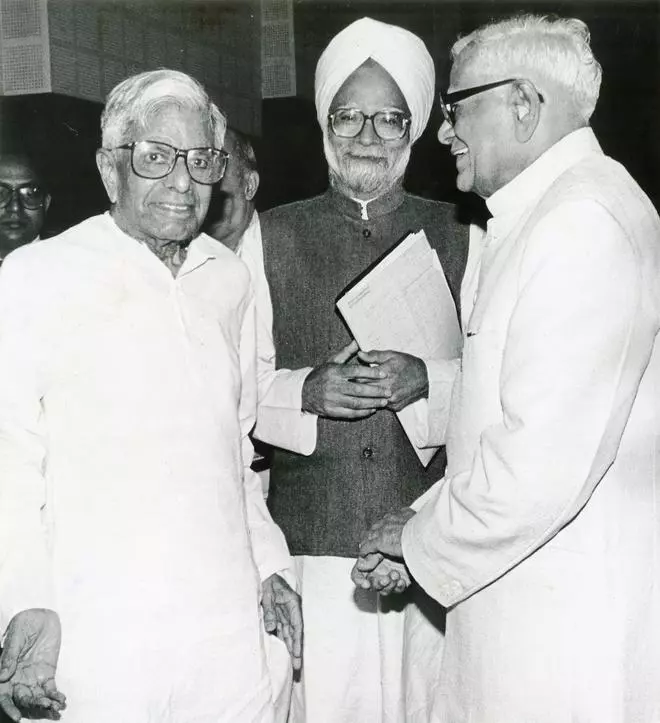 Former Maharashtra Governor Mr. C. Subramaniam, former Union Finance Minister Dr. Manmohan Singh, and former President Mr. R. Venkataraman attended a seminar on ‘Public Expenditure Management’ in Chennai on February 4, 1999.