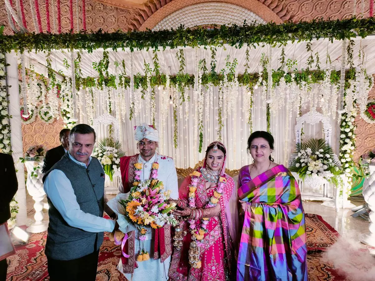 SM Vaidya (left), Chairman, IndianOil, and Surekha Vaidya (right) with the newly-married couple — Tarun Jindal and Seema Yadav at their wedding celebrations