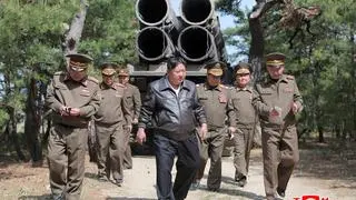 한국 중앙 통신사가 발표 한 사진은 2025 년 5 월 8 일 북한에서 노스 코어 리더 김정은 미사일 시험을 감독하는 사진을 보여줍니다.  