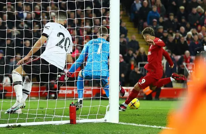 Roberto Firmino dari Liverpool mencetak gol ketujuh mereka melewati David de Gea dari Manchester United