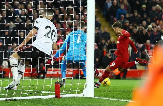 Roberto Firmino of Liverpool beats David de Gea of ​​Manchester United to score his seventh goal