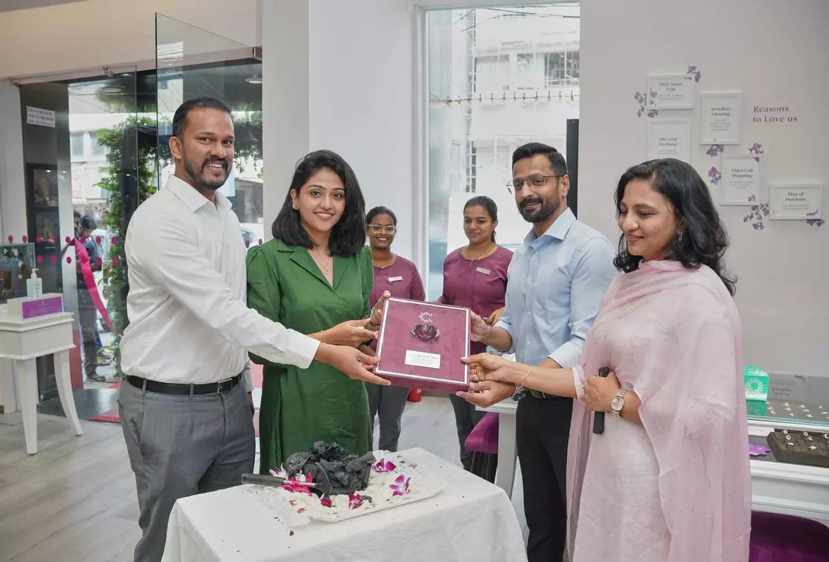 CaratLane customers Roshan and Rini Poomkudy presenting the inaugural Diamond Frame to the Business Partner Binu George and Anju