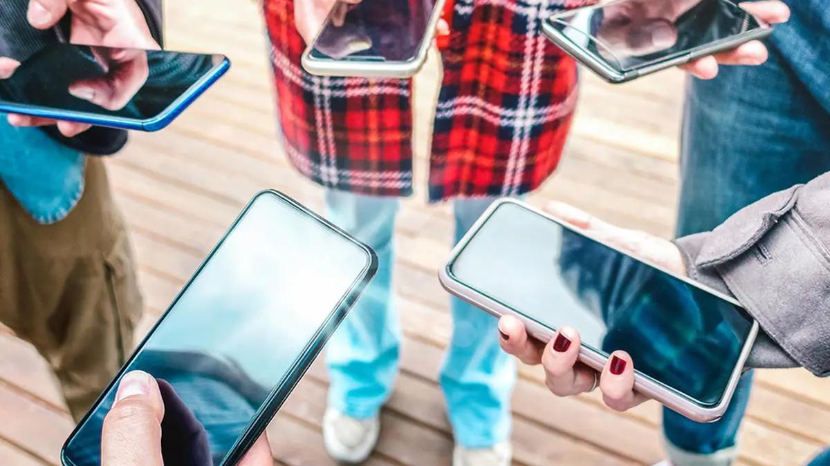 India leads in mobile usage, raises concerns of screen addiction