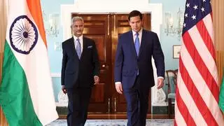Menteri Luar Negeri AS Marco Rubio dan Menteri Luar Negeri India Subrahmanyam Jaishankar berjalan bersama selama pertemuan quad Indo-Pasifik di Departemen Luar Negeri di Washington, DC, AS, 1 Juli 2025. Reuters/Kevin Lamarque
