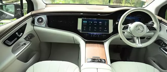 The hyperscreen integration is fantastic and with the turbine-style aircon vents positioned on either edge, the sense of symmetry and proportion is also immense 