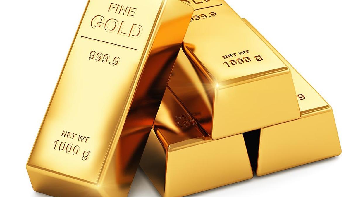 Gold slips on stronger dollar, Fed rate-hike bets