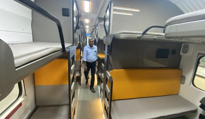 Vista interior del tren Vande Bharat en las instalaciones de ICF en Chennai el miércoles 23 de octubre de 2024.